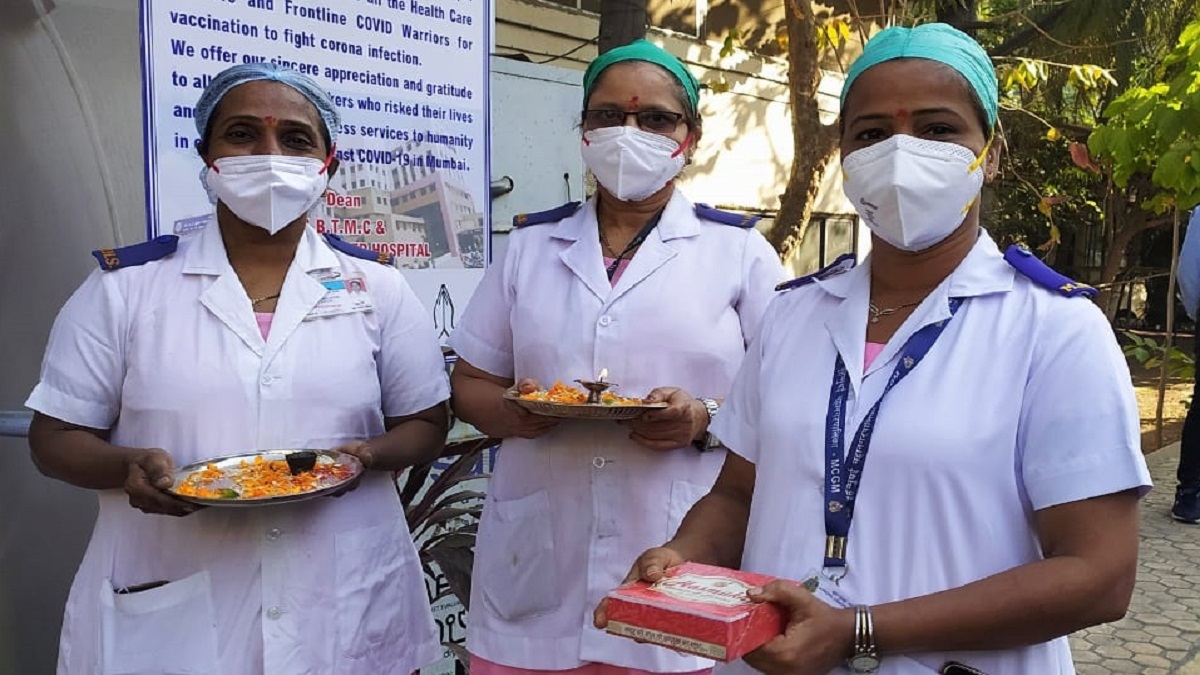 Mumbai Cooper Hospital Covid 19 Vaccination Health Workers Arti Thalis Sweets India News India Tv
