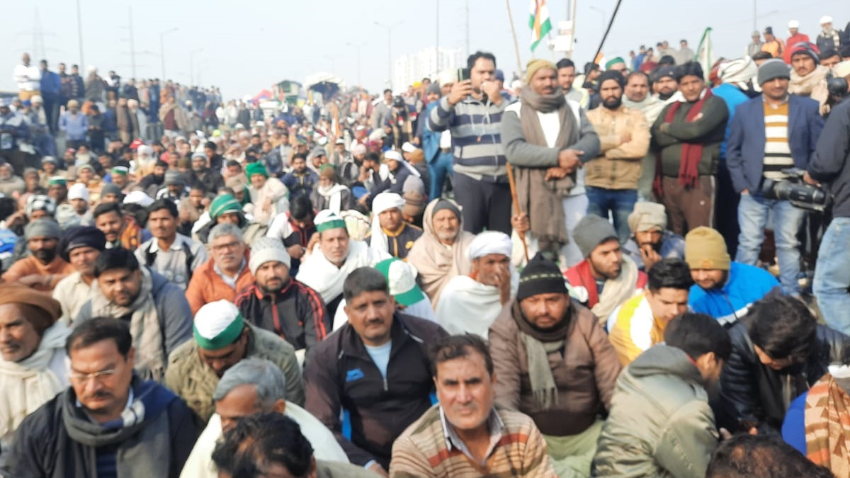 Delhi: Crowd swells at Ghazipur border, Rakesh Tikait says 'farmers won't vacate'