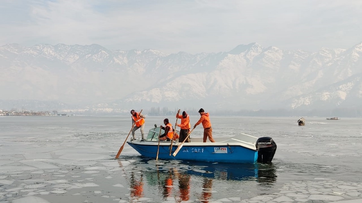 Kashmir's Dal Lake freezes, but walking on it 'life-threatening'. See pics