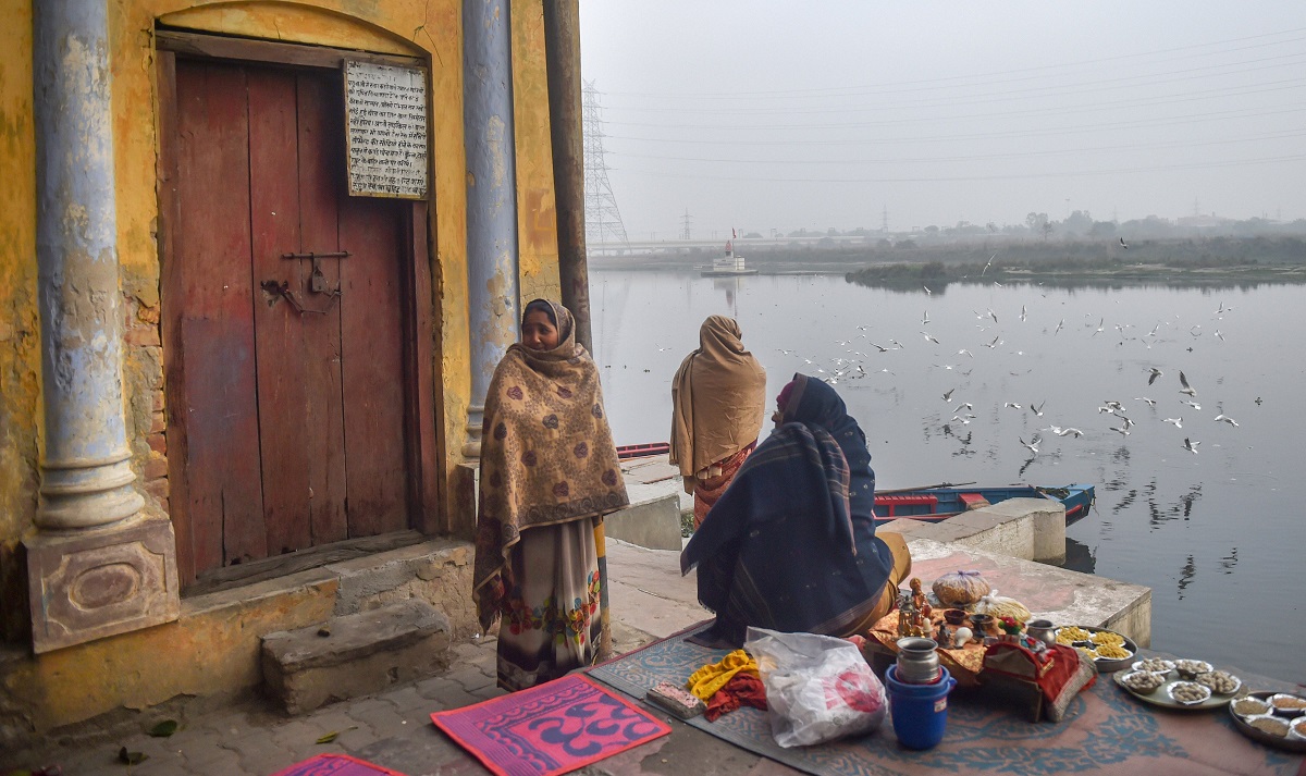 Delhi shivers under biting cold wave, dense fog; air quality dips to 'very poor'