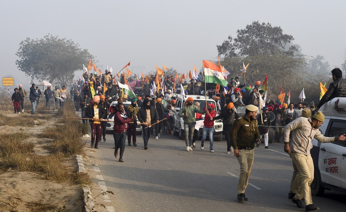 Protesting farmers break police barricading at Singhu, Tikri borders, enter Delhi