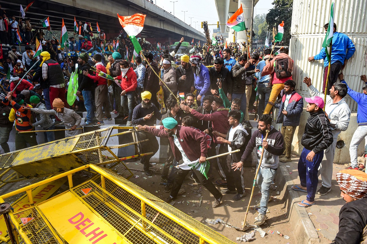 Major chaos at ITO as protestors drive through crowd, try to run over cops. Video