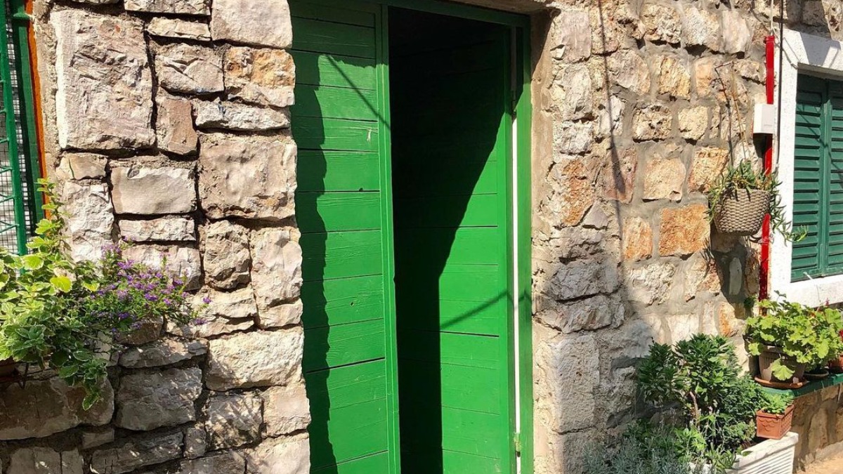 Vastu Tips: Know how to remove architectural defects of main gate in south and north directions