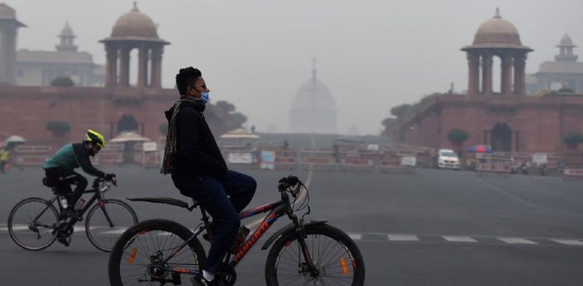 Dense fog shrouds Delhi, several trains delayed