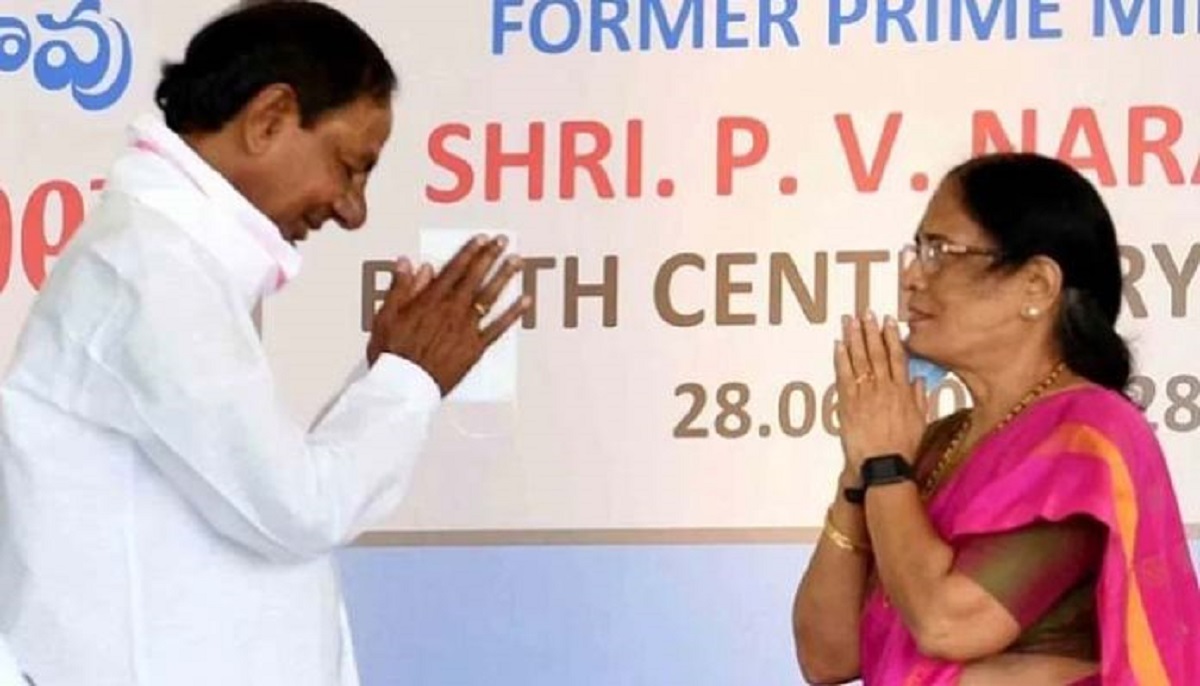 Telangana Chief Minister and TRS chief K Chandrasekhar Rao with former Prime Minister P.V.&nbsp;Narasimha&nbsp;Rao's&nbsp;daughter S.&nbsp;Vani&nbsp;Devi