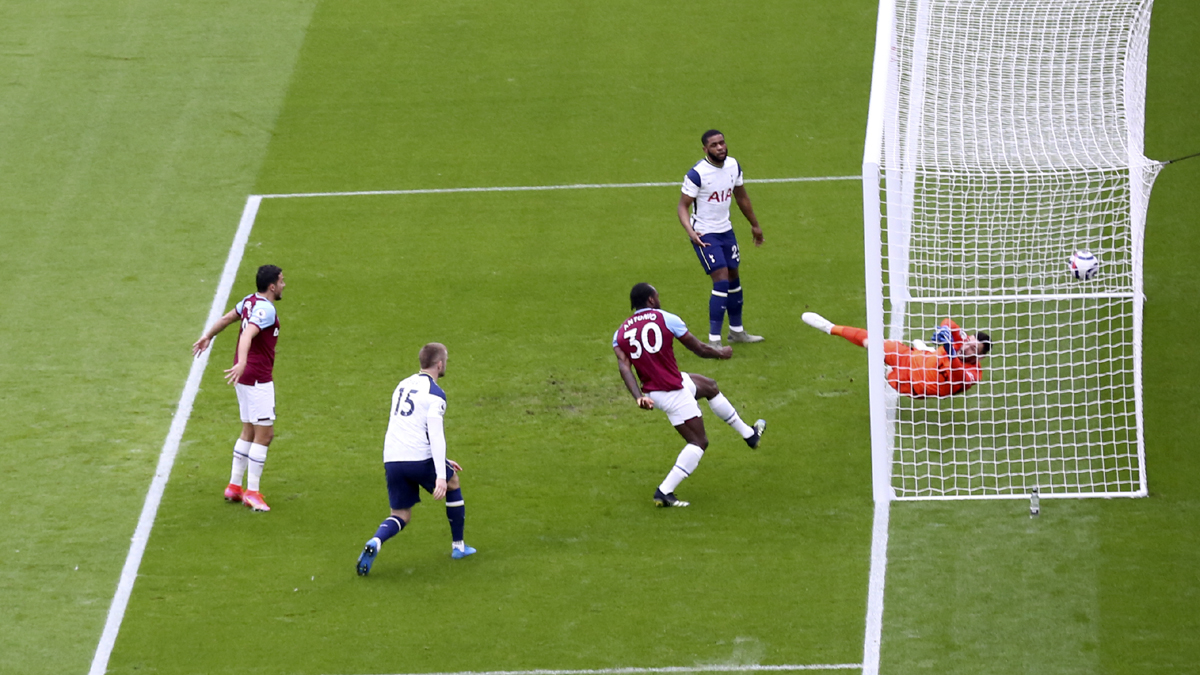 West Ham beat Tottenham Hotspur 2-1 to move into top 4 of Premier League