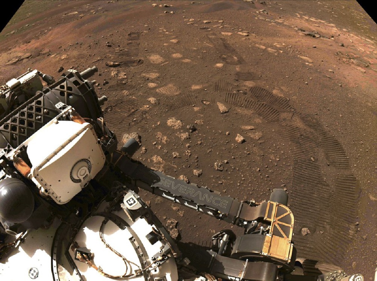 NASA’s new Mars rover hits dusty red road, 1st trip 21 feet