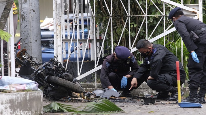 Newlywed militant suspects blamed in Indonesia church attack