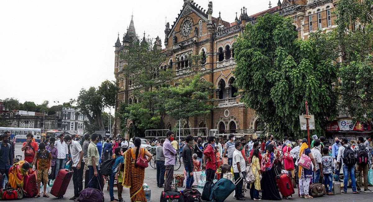 As Maharashtra battles tsunami-like Covid second wave, migrants pack-up again