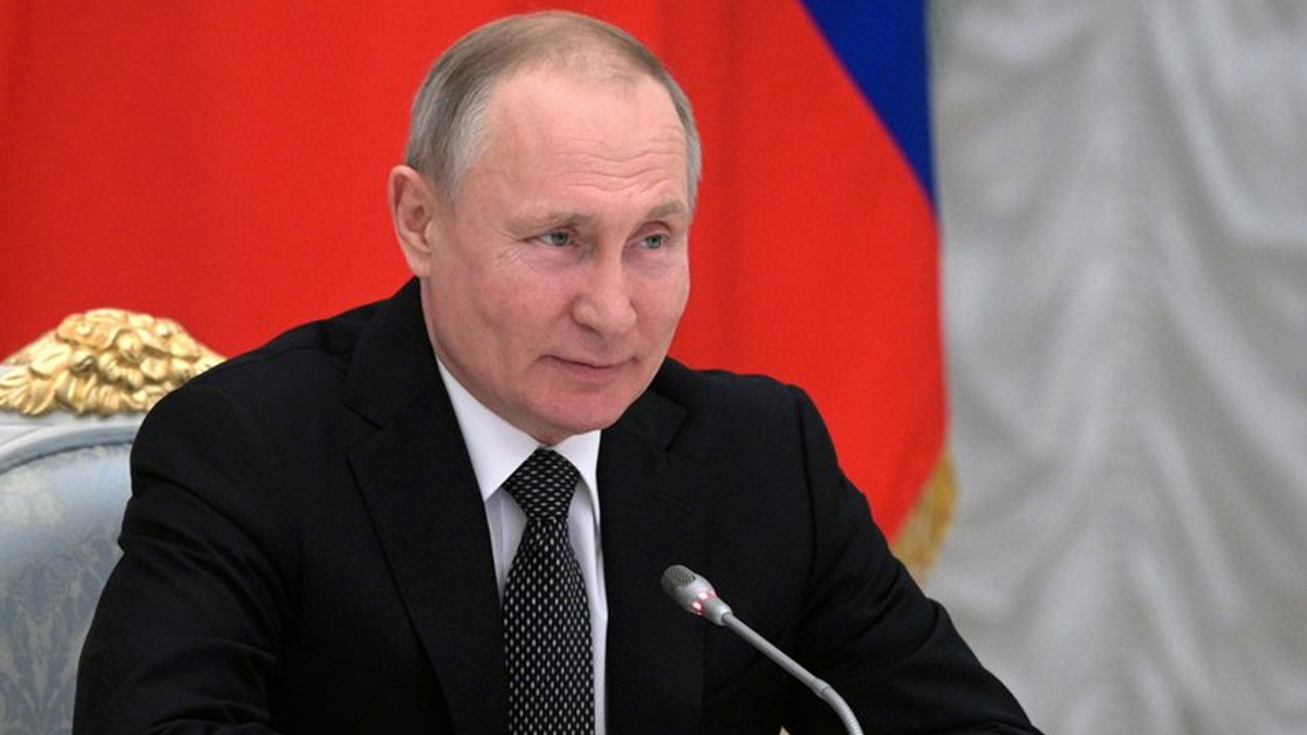 Russian President Vladimir Putin signs law letting him to serve two ...