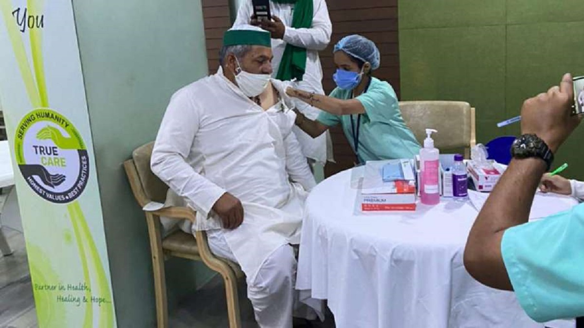 Rakesh Tikait gets vaccinated in hospital near protest site