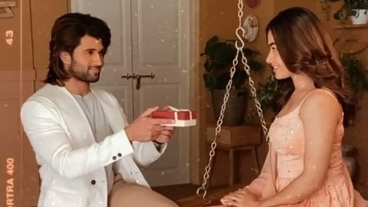 Vijay Deverakonda Goes Down On Knees To Propose Rashmika Mandanna Dear Comrade Co Star In Viral Video Celebrities News India Tv