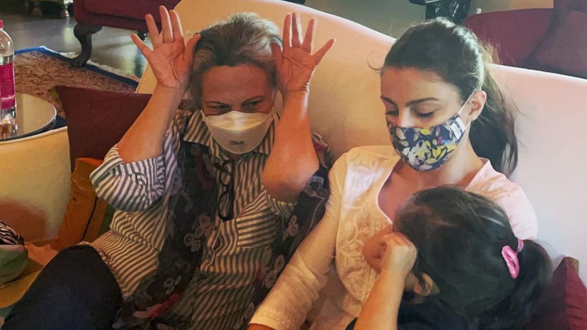 Soha Ali Khan shares picture with daughter Inaaya, urges all to 'wear a mask'  | Celebrities News – India TV