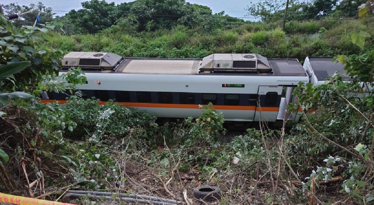 51 dead after train derails in eastern Taiwan