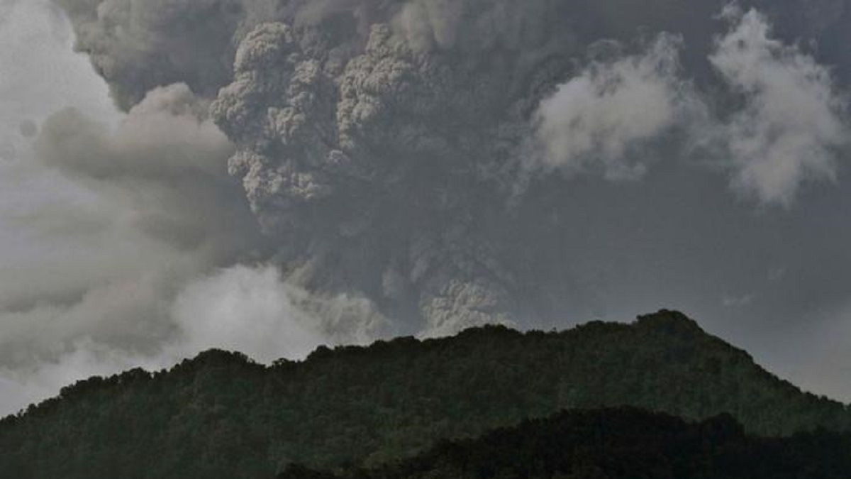 'Huge' explosion rocks St. Vincent as volcano keeps erupting