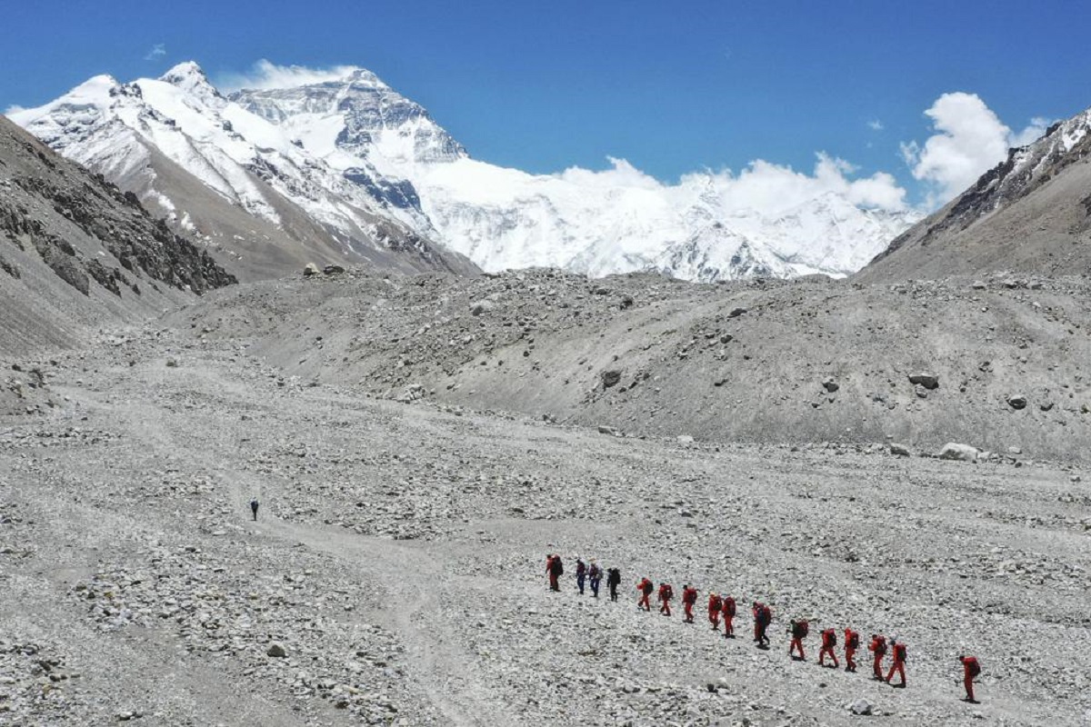 China cancels Everest climbs over fears of virus from Nepal