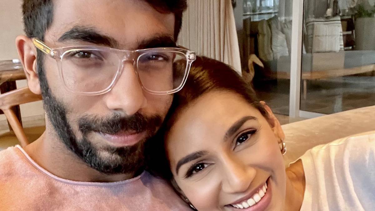 Jasprit Bumrah And Sanjana Ganesan Reunite Post Ipl 2021 Treat Fans With Adorable Picture Cricket News India Tv