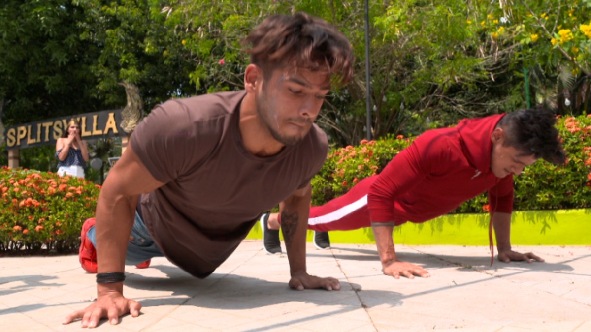 Splitsvilla X3: Splitsvillains turn into Naagins for 'Dasee toh Fasee' task in Sunny Leone, Rannvijay's show Splitsvilla X3: Splitsvillains turn into Naagins for 'Dasee toh Fasee' task in Sunny Leone, Rannvija