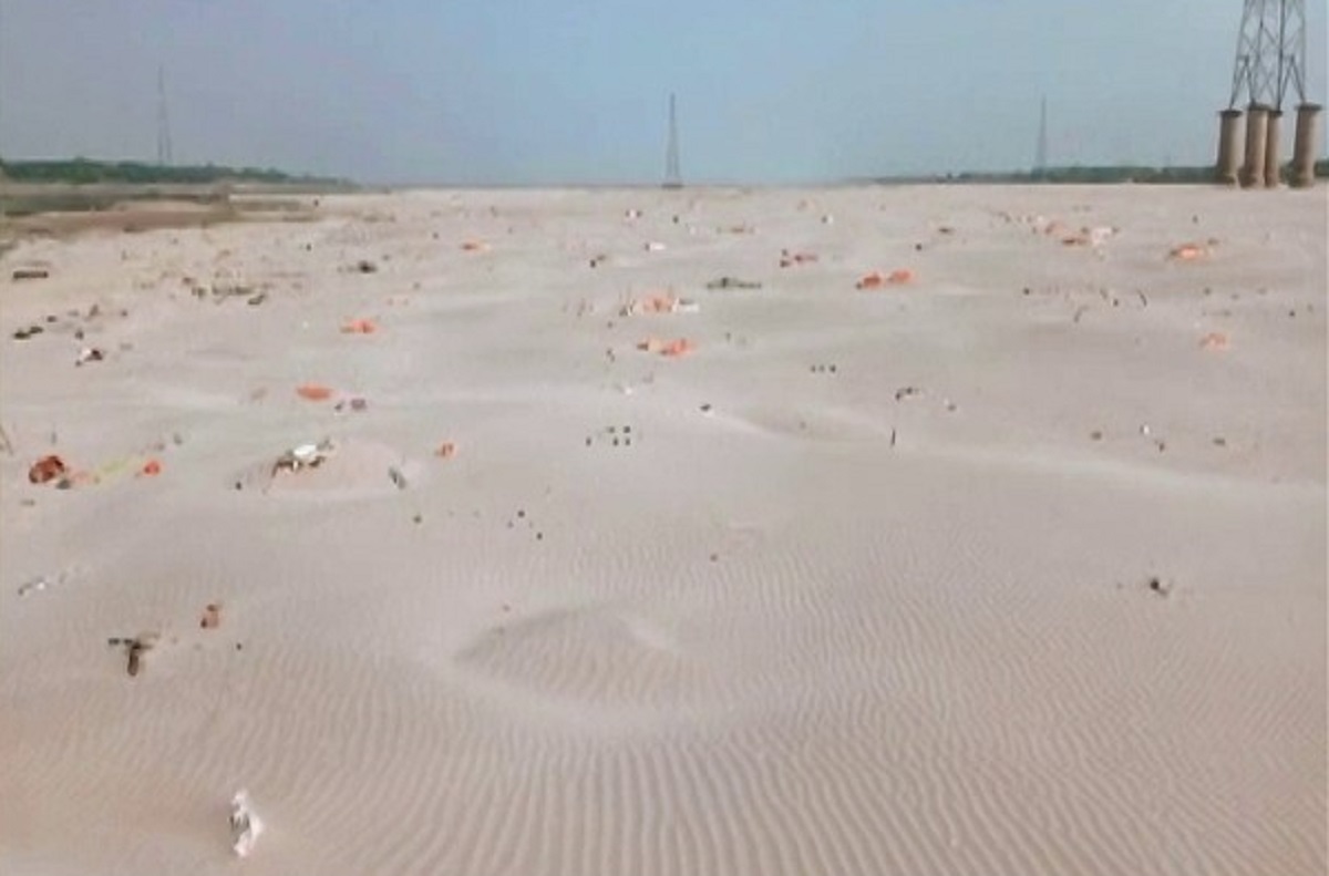 UP: Nearly 500 bodies found buried in sand on banks of Ganga in Prayagraj