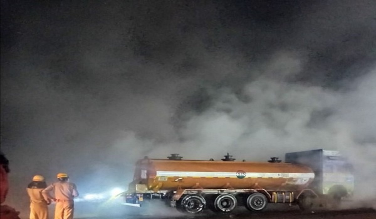 Acid leaks from tanker en route Kolkata on NH16 India TV