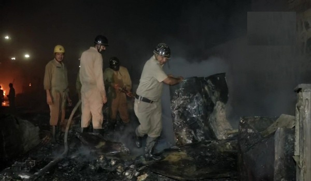 Delhi: Fire breaks out at Madanpur Khadar area near Kalindi Kunj metro station