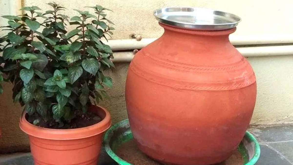 Vastu Tips: Keeping earthen pot filled with water in the north direction  brings positivity and good health – India TV