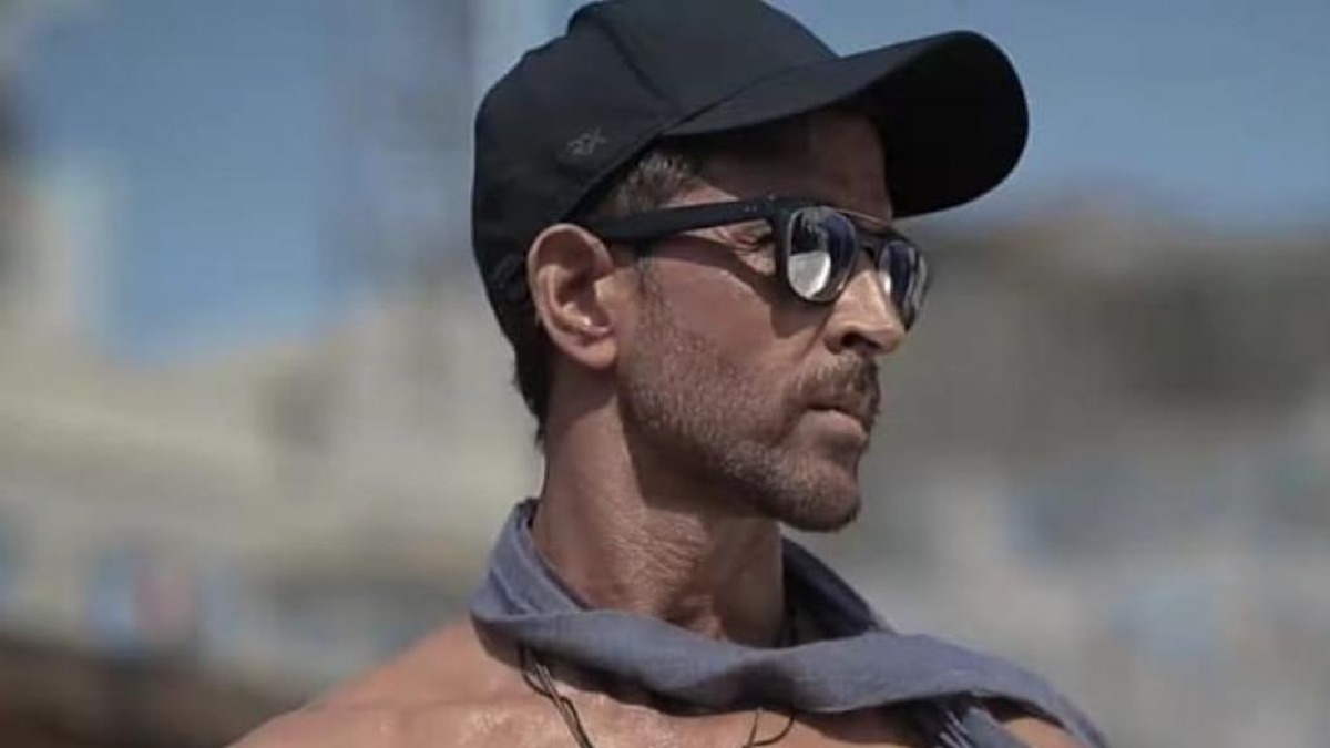 Hrithik Roshan has THIS to say on 'it's all Photoshop' comment on his latest video of him flaunting his abs