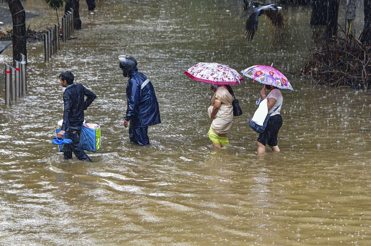 Mumbai Rains LIVE: Heavy Rain lashes city; local trains between