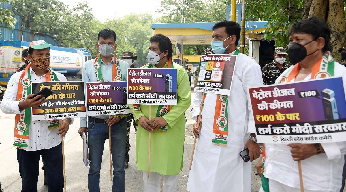 Congress leaders hold protest against fuel price hike