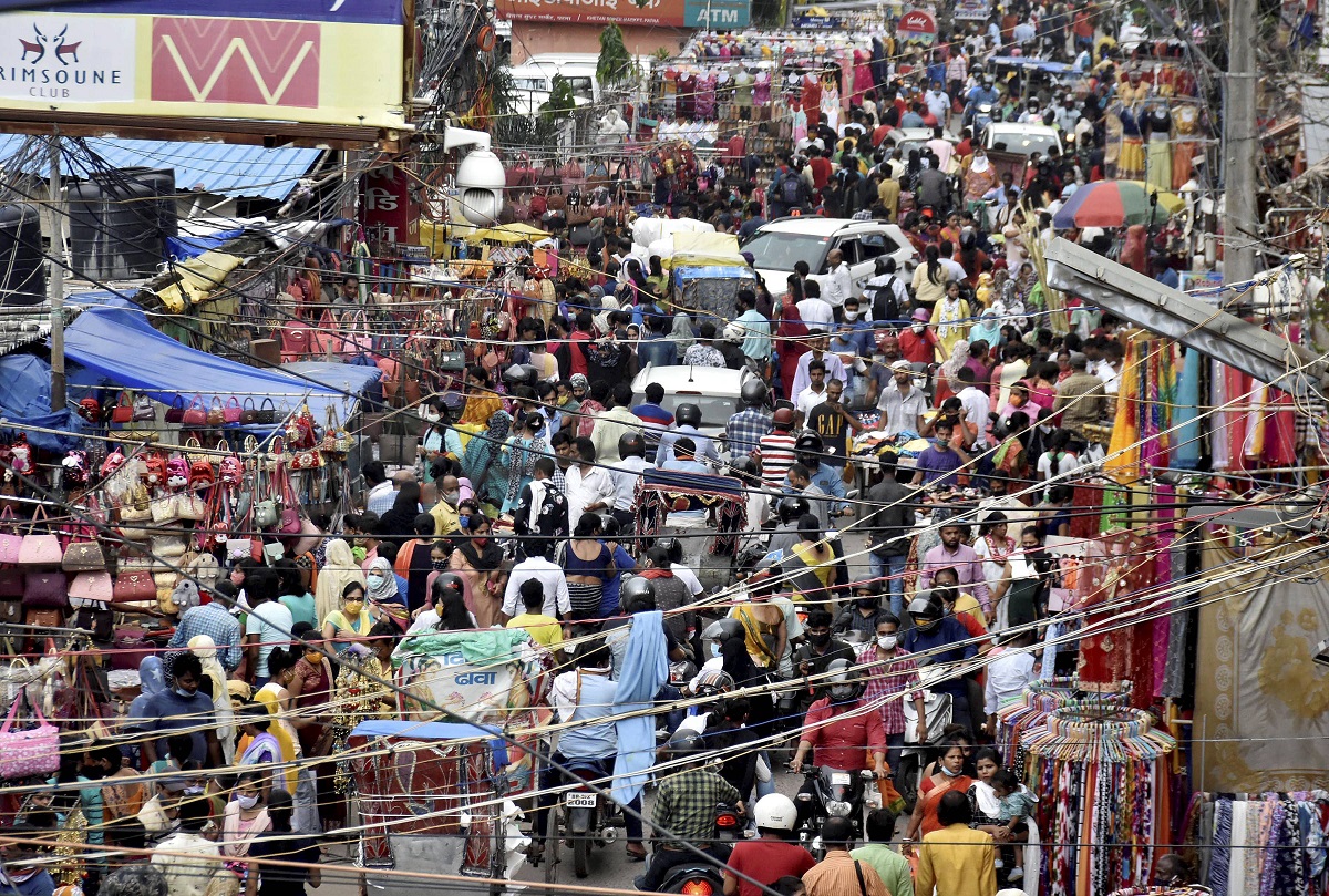 Patna: People crowd a market after further ease in COVID-19 lockdown restrictions