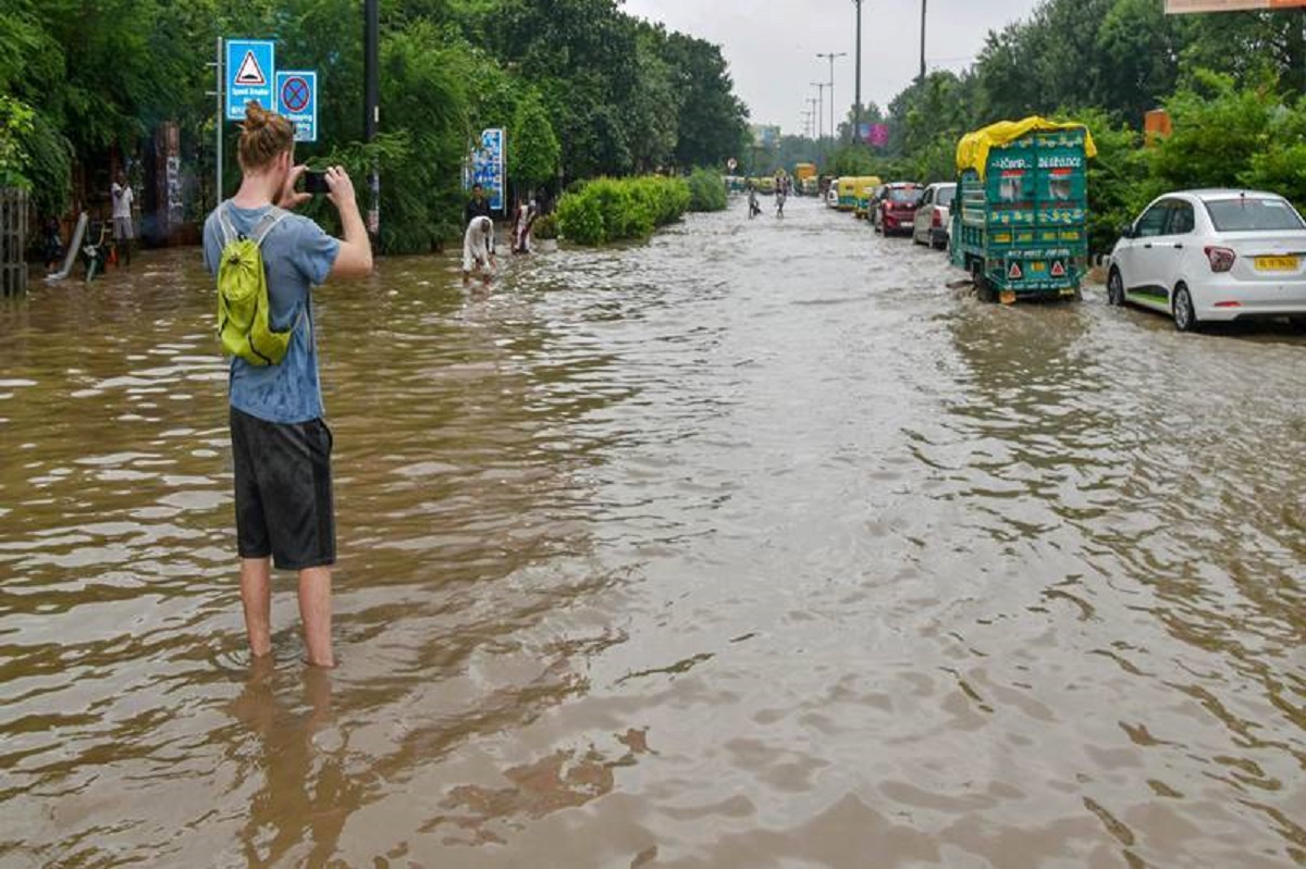 Heavy Rains Cause Extensive Waterlogging In Delhi; Traffic Movement ...