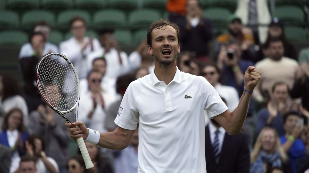 Daniil Medvedev rallies from 2 sets down against Marin Cilic to reach round 4 at Wimbledon Tennis News