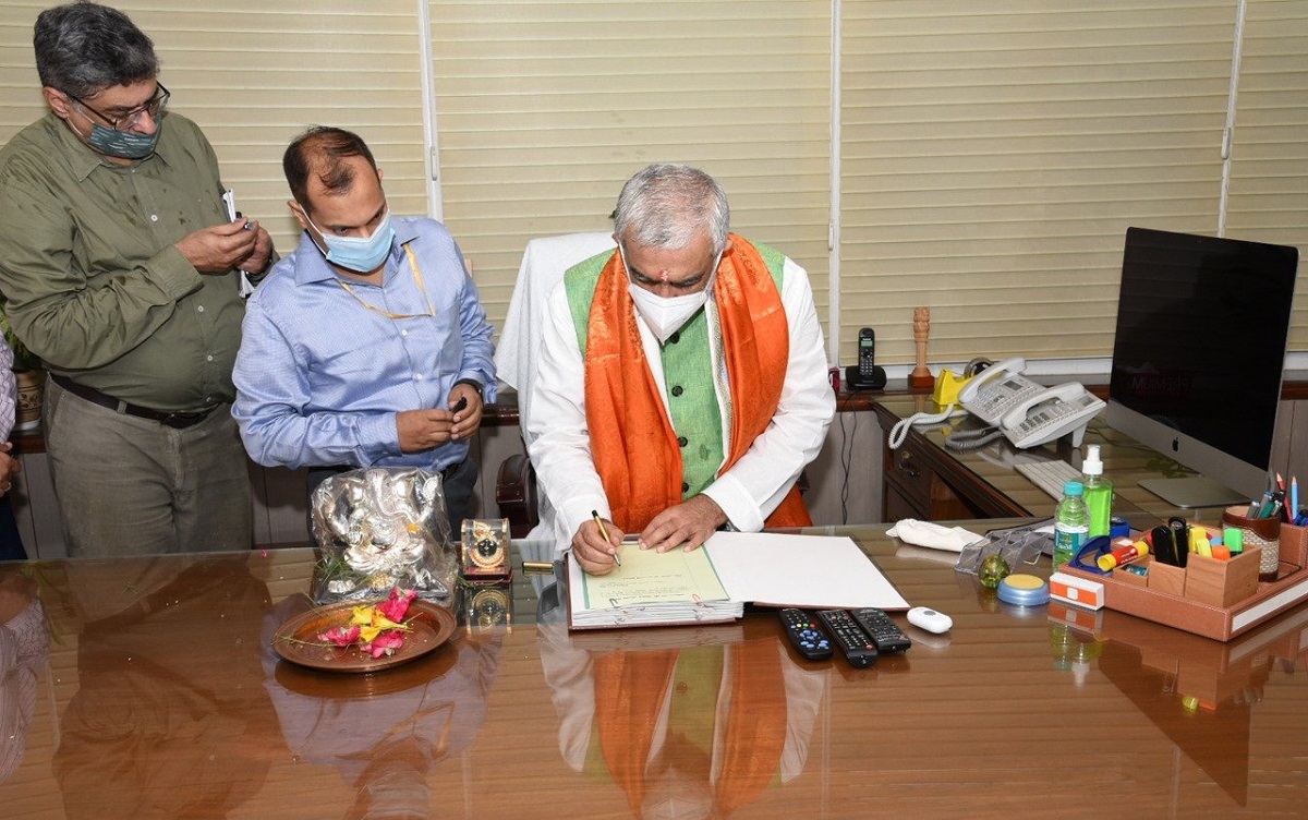 Union Minister Ashwini Kumar Choubey on Monday took charge as the Minister of State (MoS) for Environment, Forests and Climate Change.