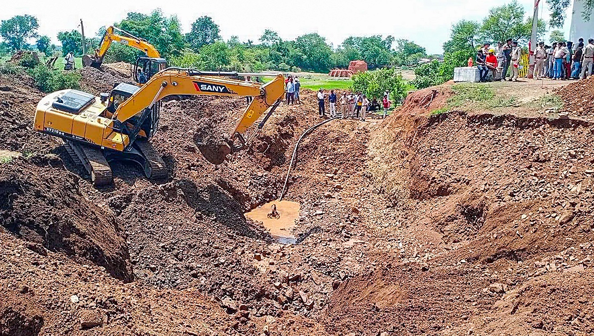 Vidisha: Rescue operation in progress after several people fell into a well during the rescue of a girl who had fallen into it, at Lal Patthar in Vidisha district