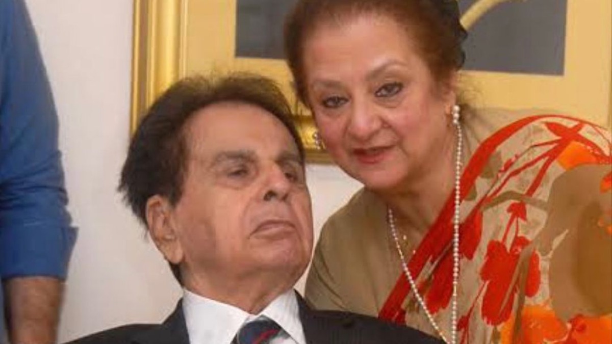 Saira Banu Revealed Unknown Facts About Dilip Kumar In His Autobiography He Imitated Helen S Dance Moves Celebrities News India Tv