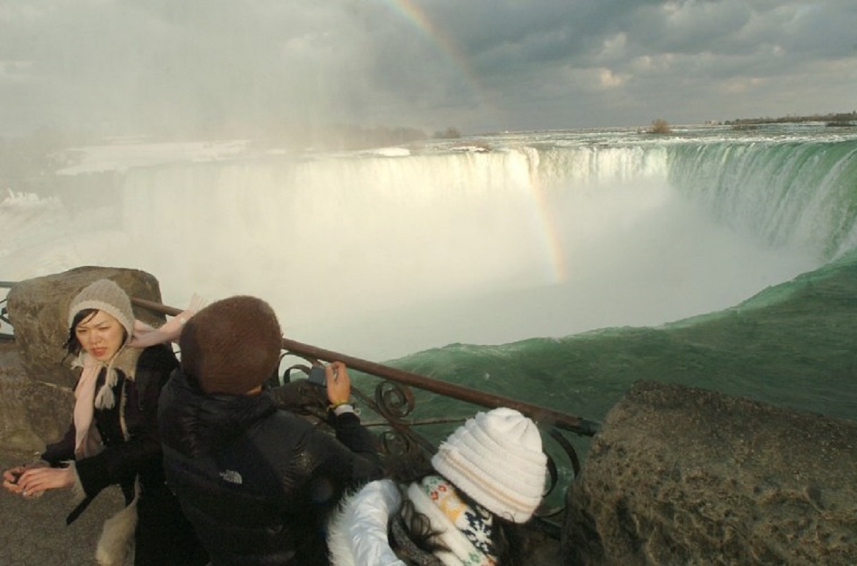 Zimbabwe reopens Victoria Falls border to vaccinated tourists