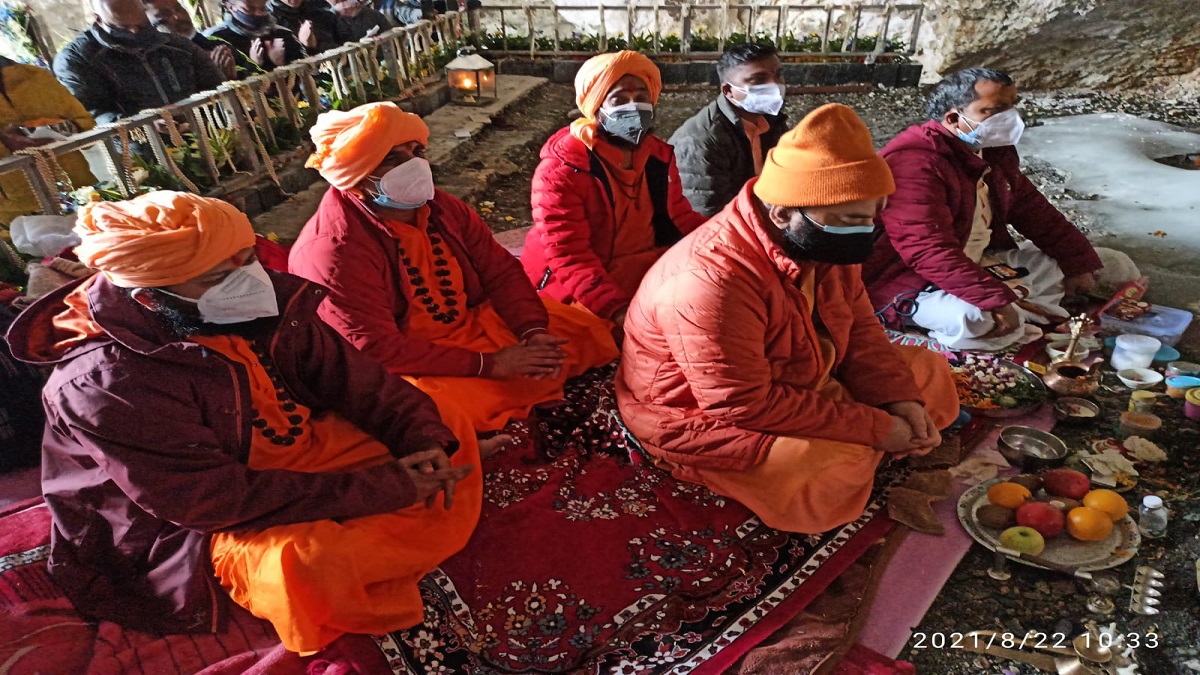 Amarnath Yatra 2021 concludes: CEO SASB and Mahant Deependra Giri carry out Samapan Pooja