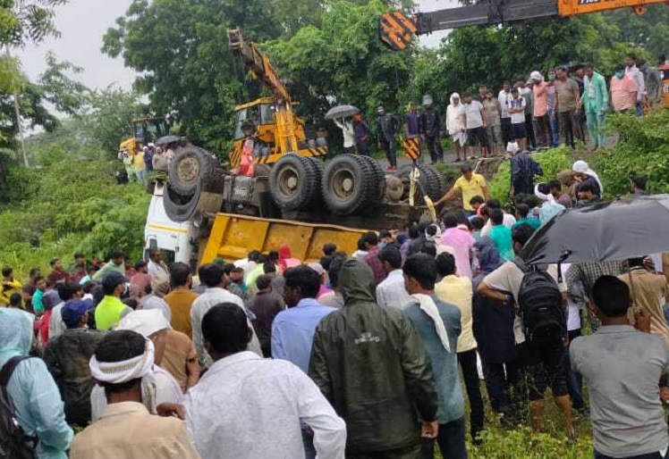 Maharashtra: 13 labourers killed as truck carrying iron rods overturns in Buldhana