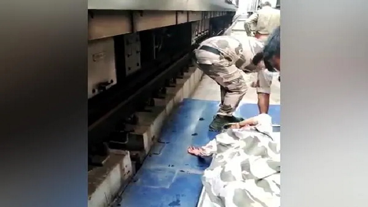 Woman jumps in front of Delhi metro on the Blue line, rescued&nbsp;