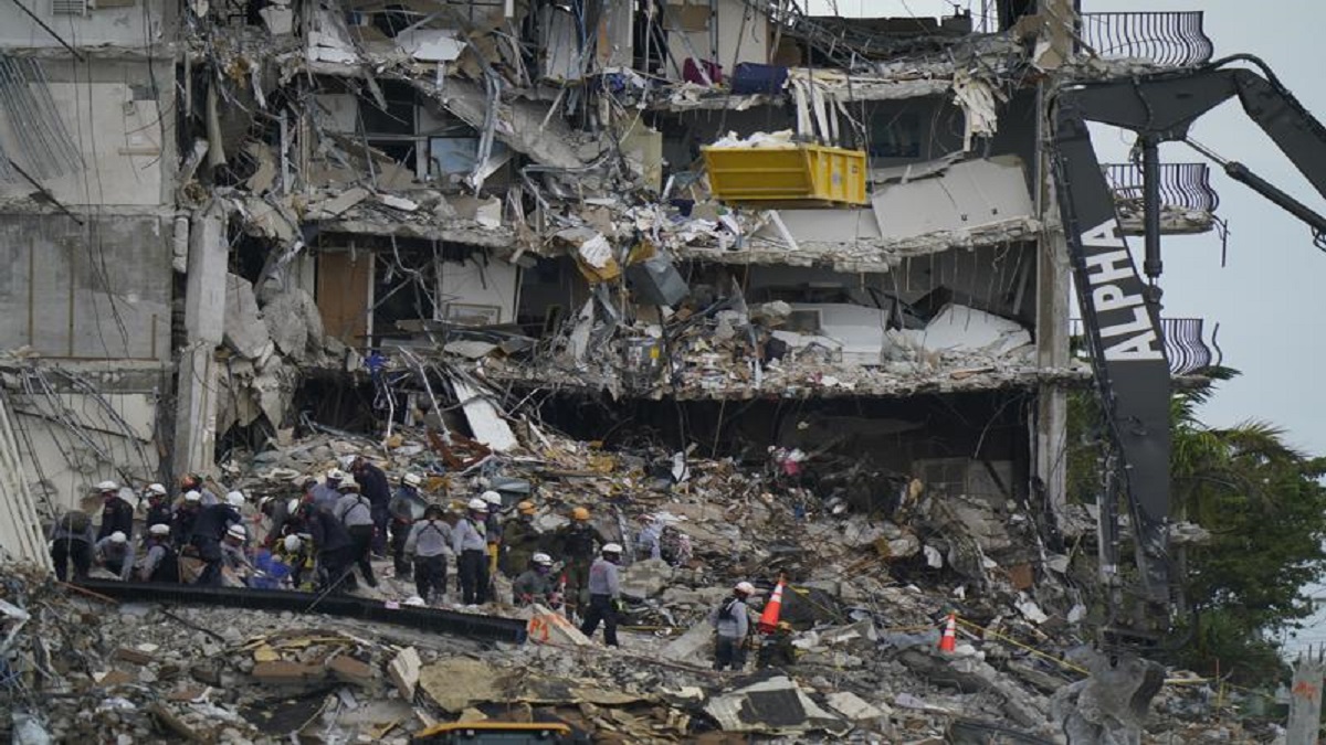 5 killed in building collapse in Egypt.
