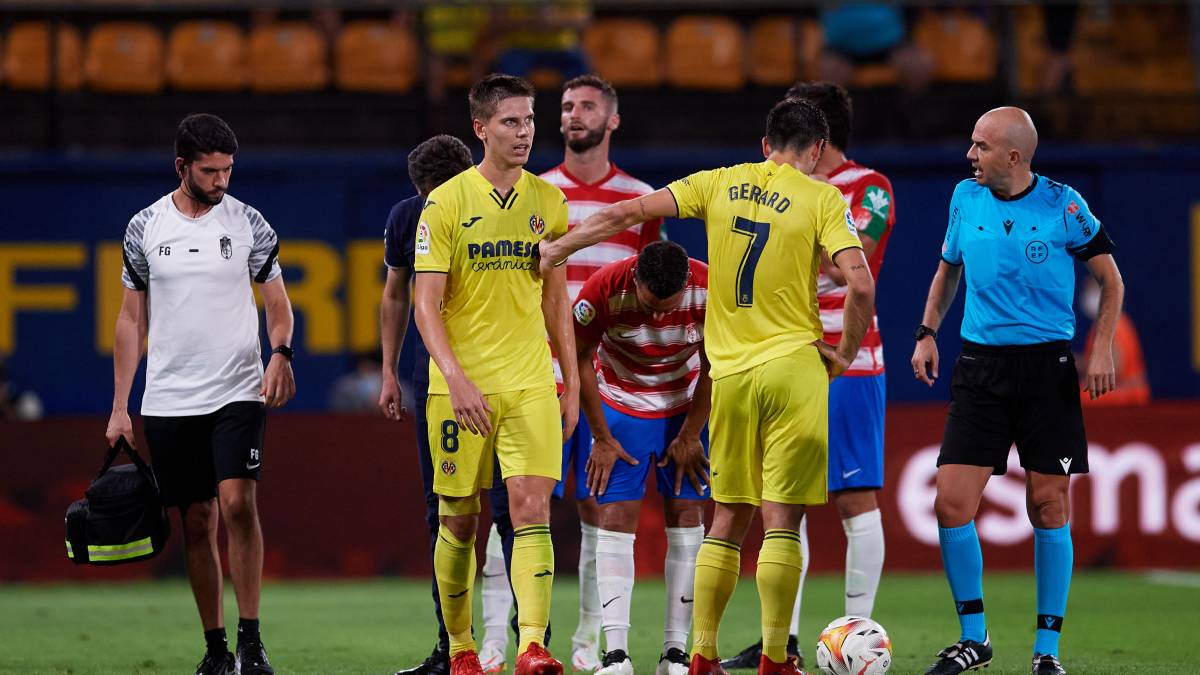 Juan Marcos Foyth of Villarreal CF protests to referee Pablo Gonzalez Fuertes after being sent off during the LaLiga Santander match between Villarreal CF and Granada CF at Estadio de la Ceramica on Monday night.