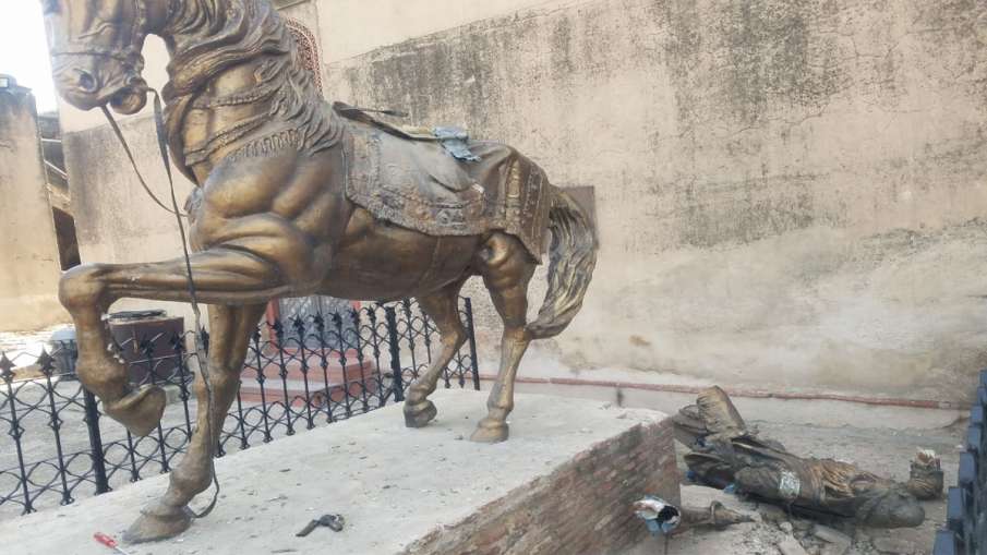 The nine-feet statue was unveiled at Lahore Fort complex in June 2019.&nbsp;