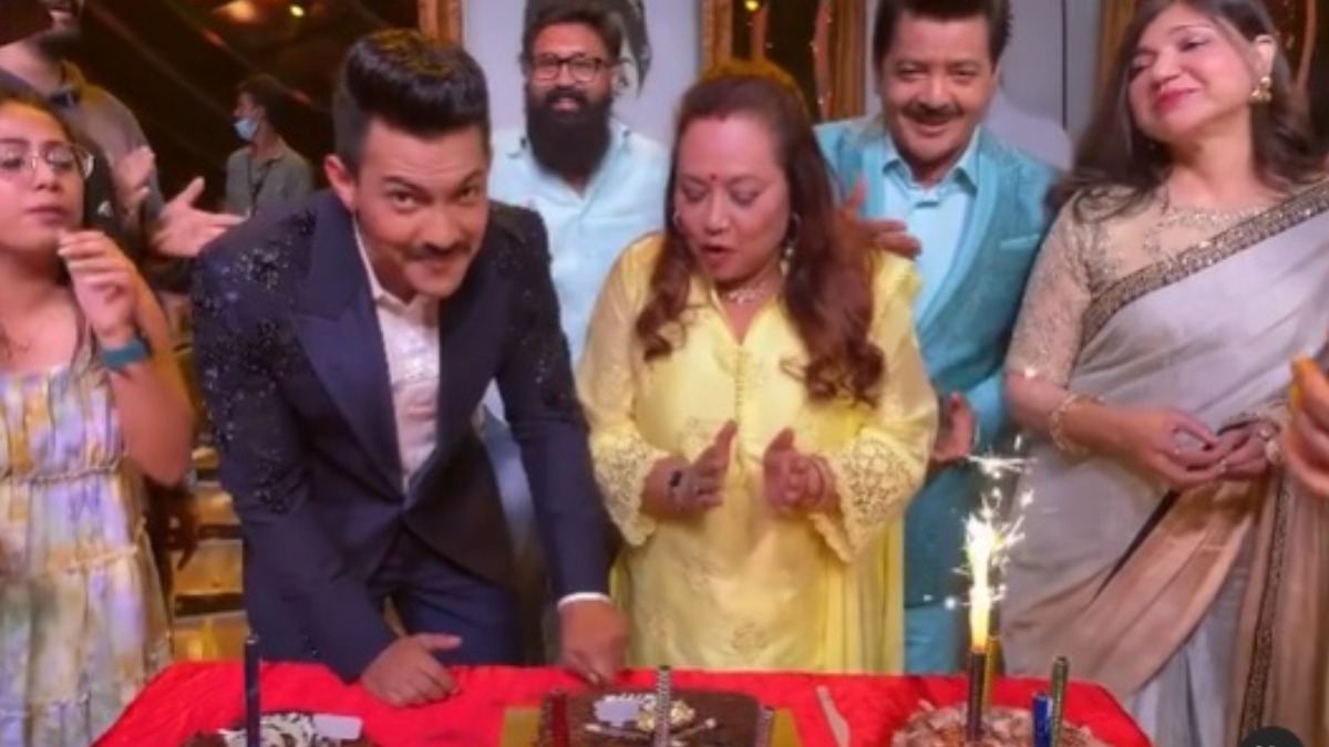 Indian Idol 12 host Aditya Narayan celebrates birthday with parents Udit-Deepa Narayan, Alka Yagnik | WATCH