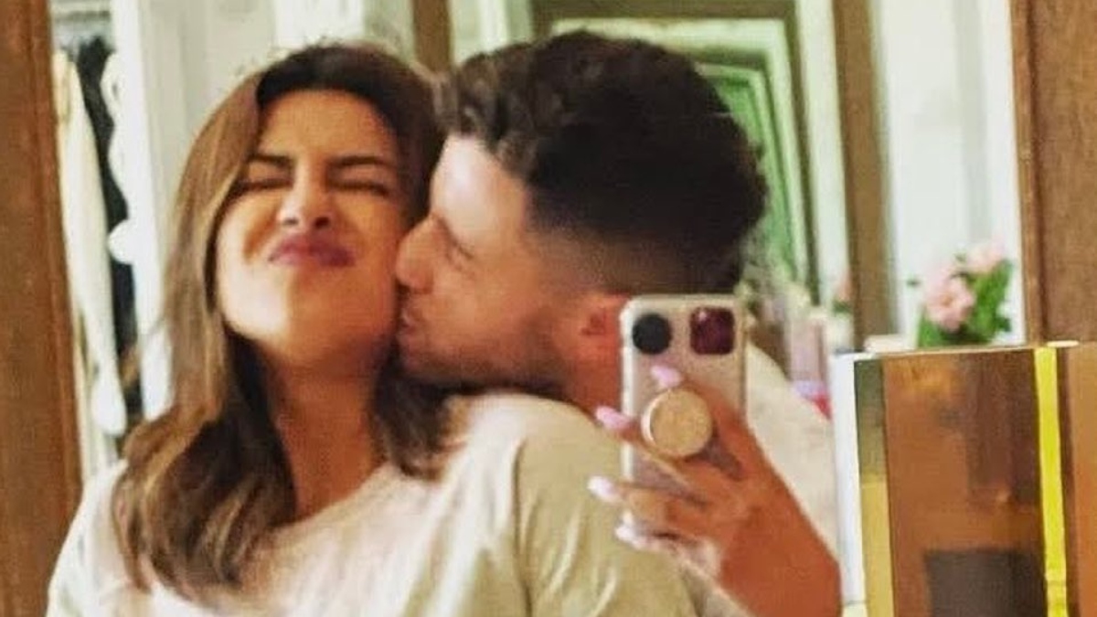 Priyanka Chopra's adorable gesture as hubby Nick Jonas begins his concert  tour is too sweet to miss | Celebrities News – India TV