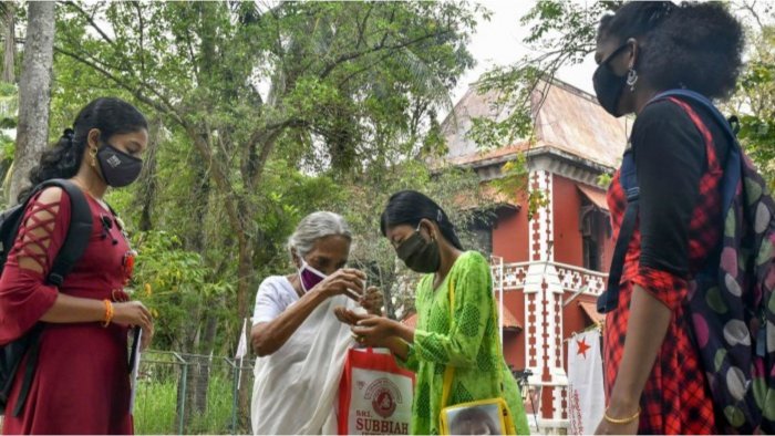 People in Kerala offered "bali" to their ancestors by performing the rituals in their homes on the occasion of 'Karkitaka Vavu Bali' on Sunday.