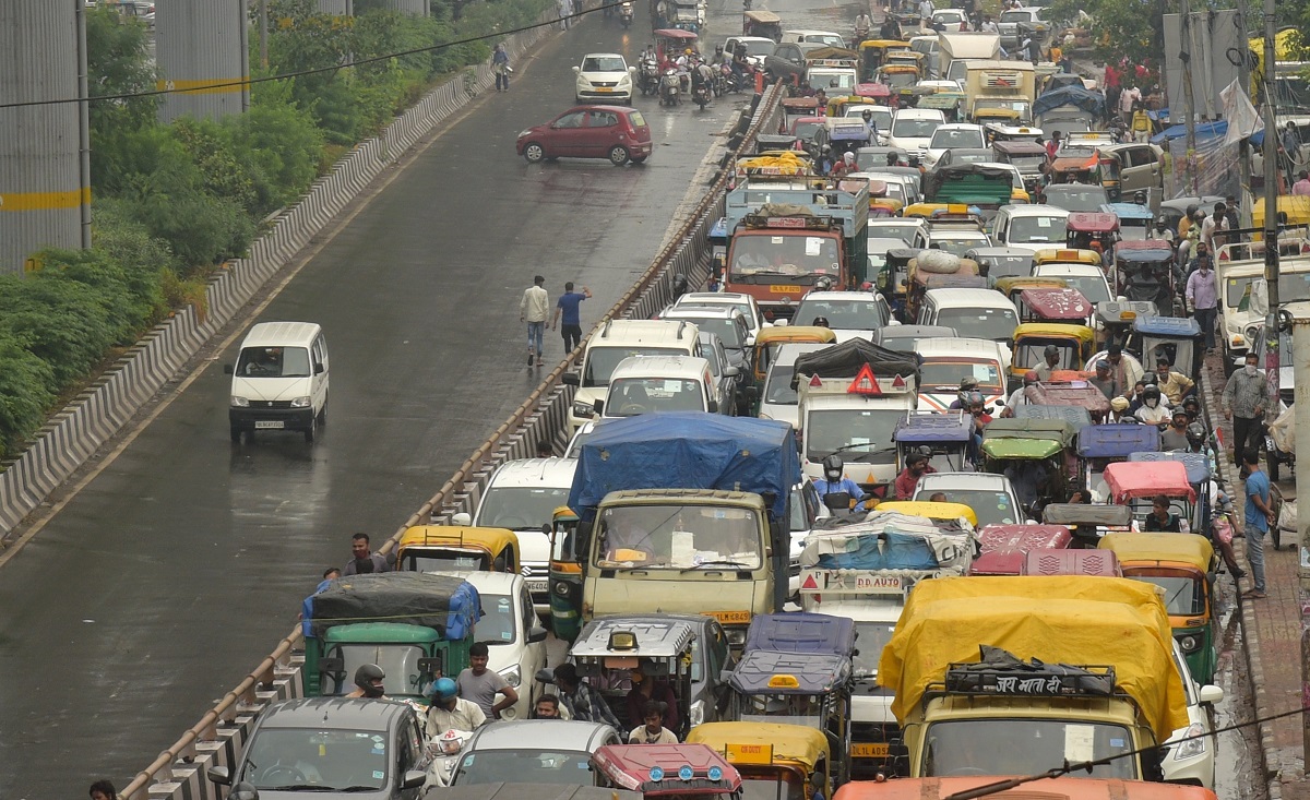 Massive traffic jams witnessed as devotees reach Kashi after taking holy dip at Sangam, check advisory