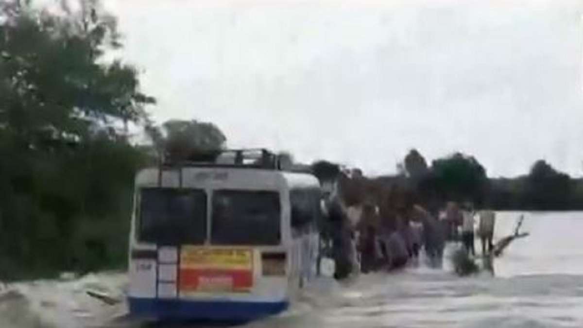 Rajasthan: Dramatic rescue operation of 40 passengers stuck in a bus in ...