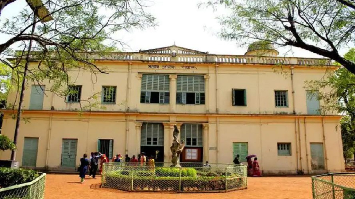 Sit-in in front of central office of Visva Bharati University against expulsion of 3 students