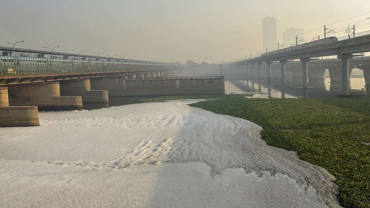 Delhi: Water level in Yamuna rises again; over 100 families moved to safer areas.