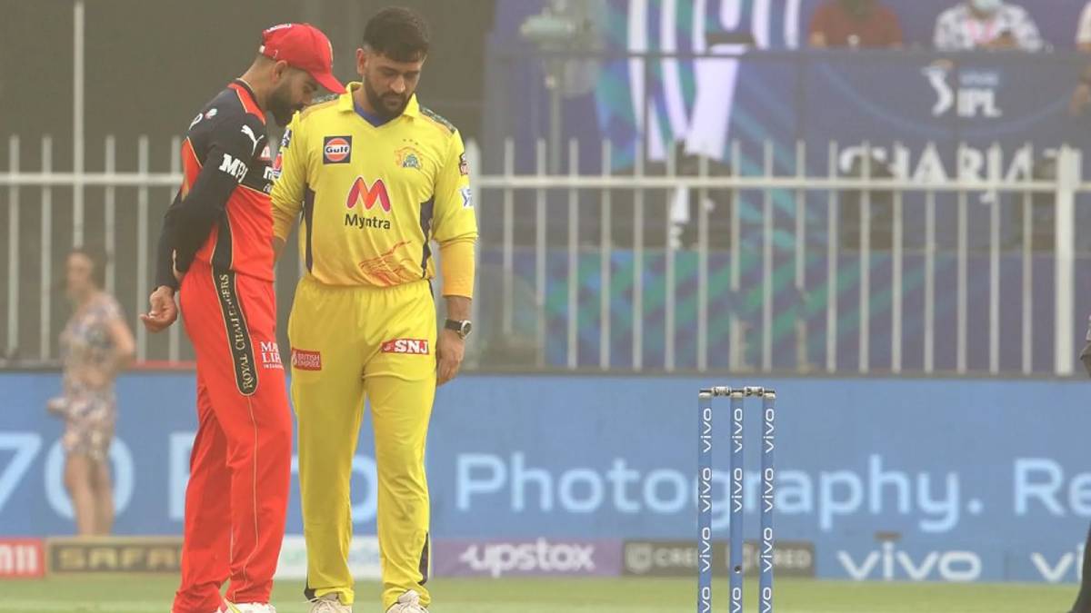 IPL 2021: Captain Kohli's charged-up conversation with mentor Dhoni during Sharjah sandstorm - Check Out!